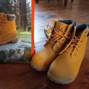 Ozark Trail Men's Hiking Hunting Boots Troy Wheat Size 10.5 New in Box.